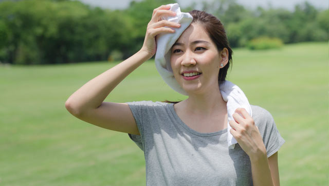 運動をして汗をかいている女性