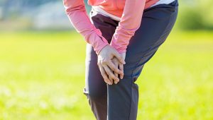 【膝が痛い時の対処法】膝痛はセルフケアや漢方薬で早めに対処！