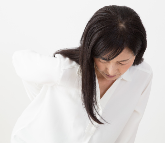 それって「ぎっくり背中」？突然の背中の痛みにおすすめの対処法とチェックリスト