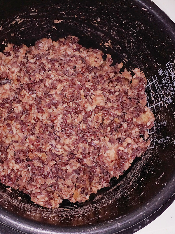 出来上がったら塩を加えて混ぜ、清潔な保存容器に移して発酵あんこの完成