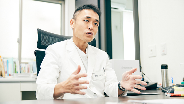 インタビューに答える駿府こころのクリニック院長 髙橋健二先生