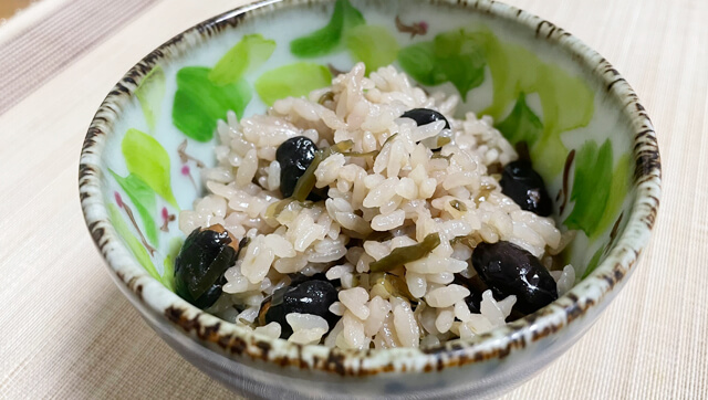 塩昆布と煎り黒豆の炊き込みご飯の完成イメージ