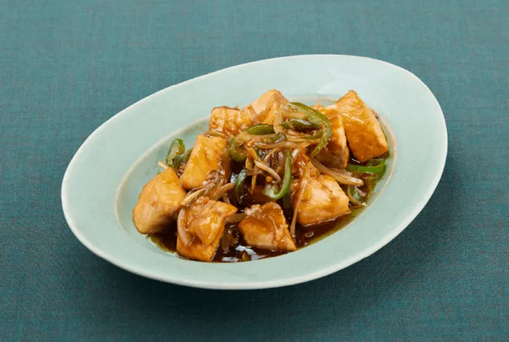 サーモンと針生姜の黒酢炒め