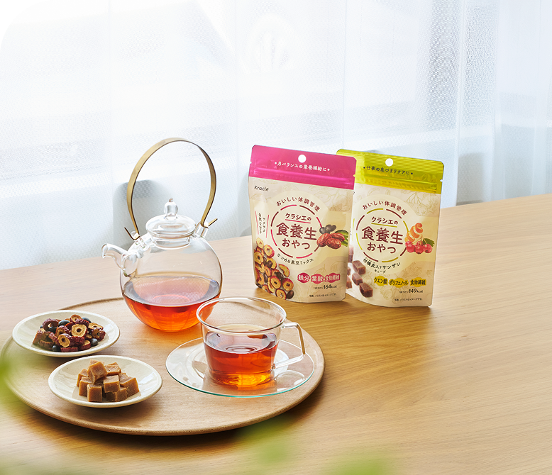 食養生おやつと紅茶を並べたテーブル