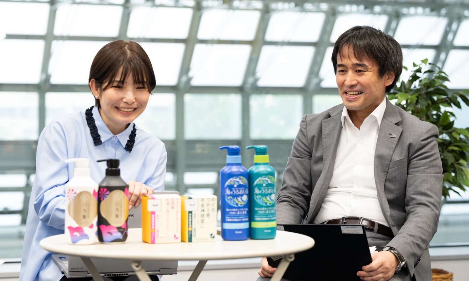 「漢方セラピー」担当 砂橋さん、「海のうるおい藻」担当 岩谷さん