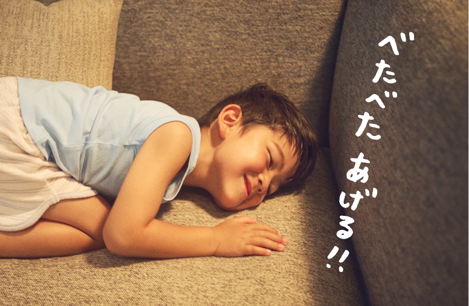 ボディミルクをぬったあとのソファーすりすり、毎晩の恒例行事です。おかげで、ソファの方がテカテカ！