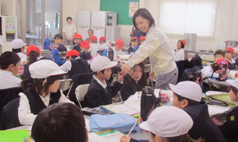 近隣小学生の工場見学受入れ